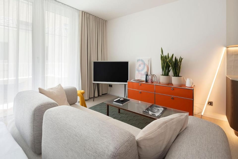 TV and multimedia, Living room, Seating area, Evening entertainment