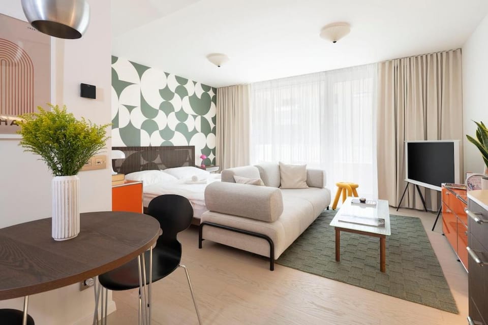 TV and multimedia, Seating area, Bedroom