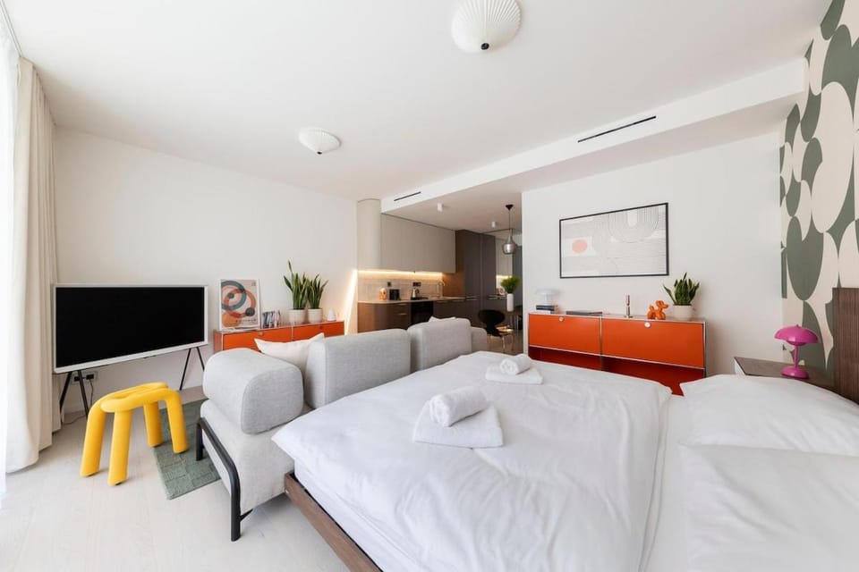 Bed, TV and multimedia, Evening entertainment, Bedroom