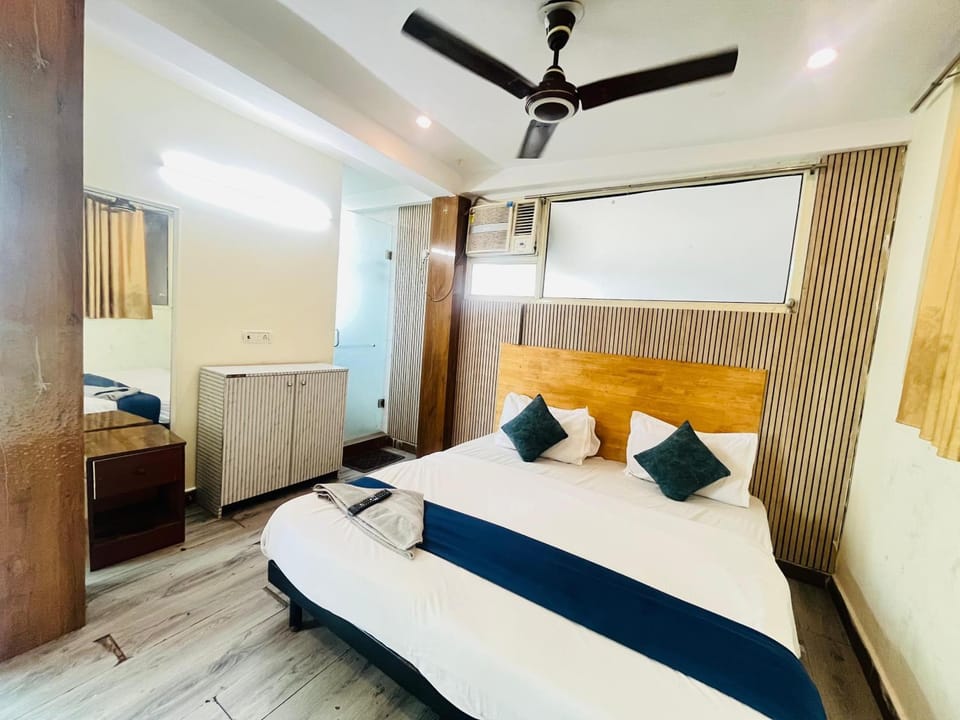 Bed, Photo of the whole room, Bedroom, fireplace, wardrobe, air conditioner