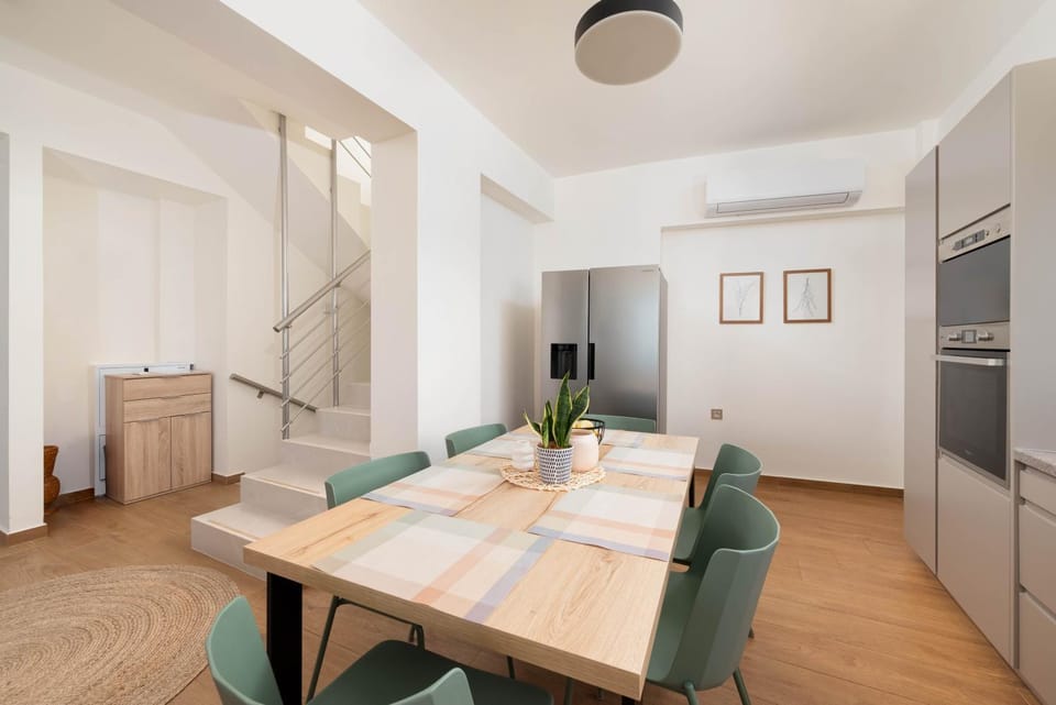 Dining area, internet, oven, kitchen, air conditioner, air conditioner