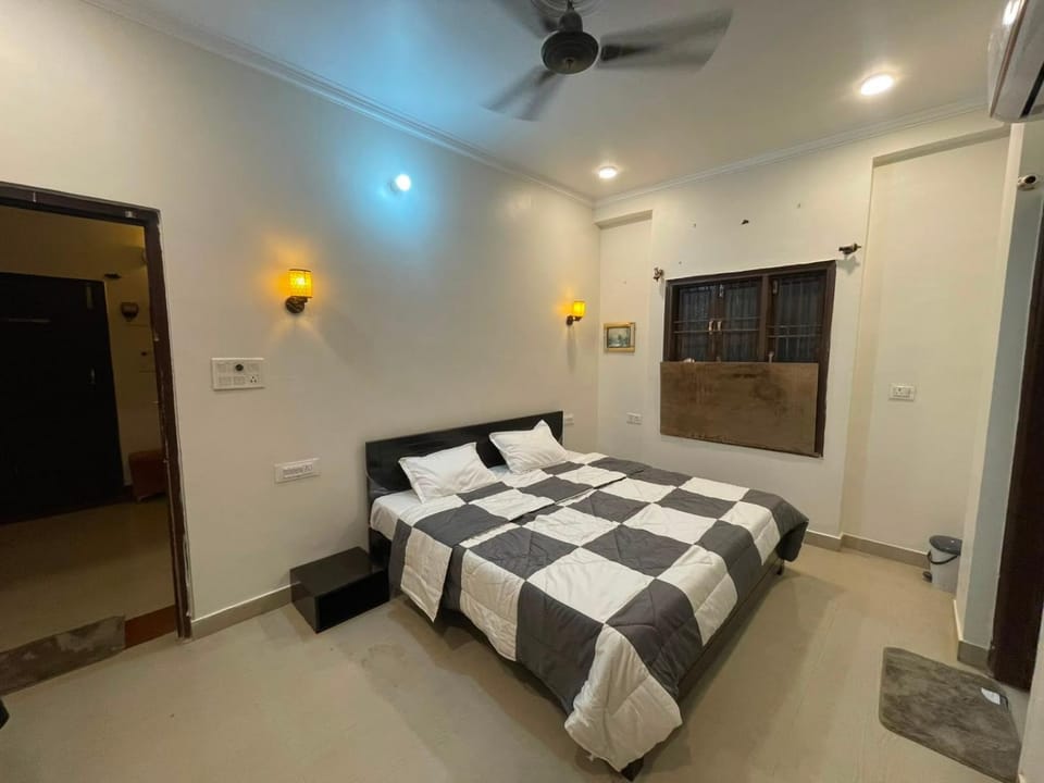 Photo of the whole room, Bedroom, air conditioner