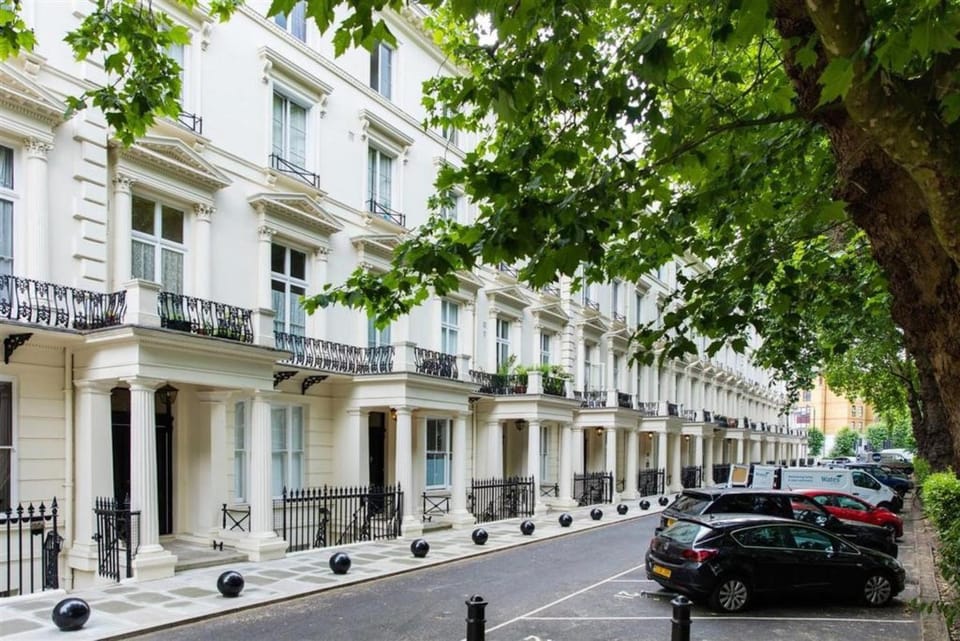 Property building, Day, Neighbourhood, City view, Street view, Location