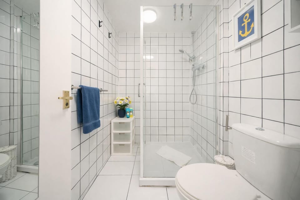 Shower, Toilet, Bathroom, Bath, bidet, towels