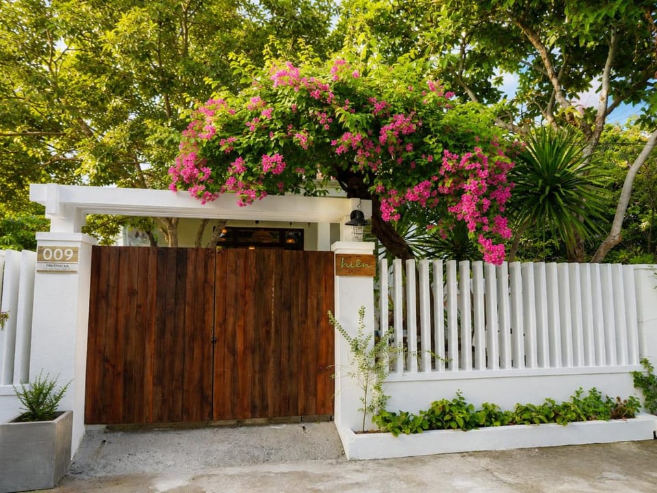 Facade/entrance, Garden