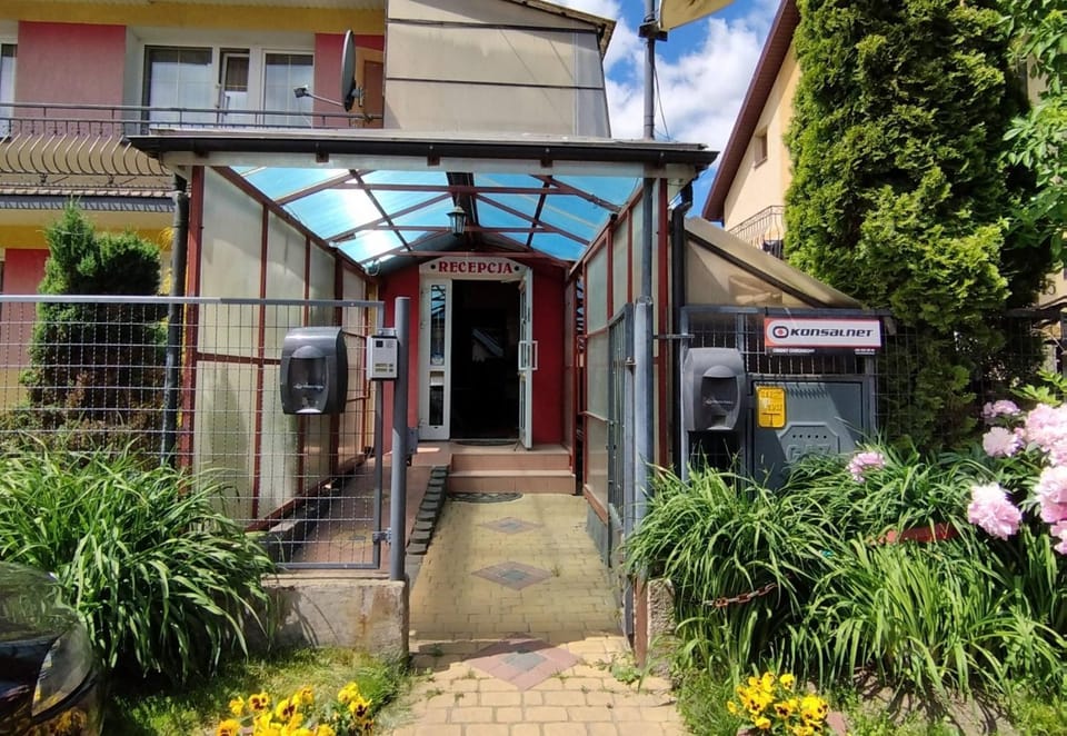 Property building, Facade/entrance, Garden