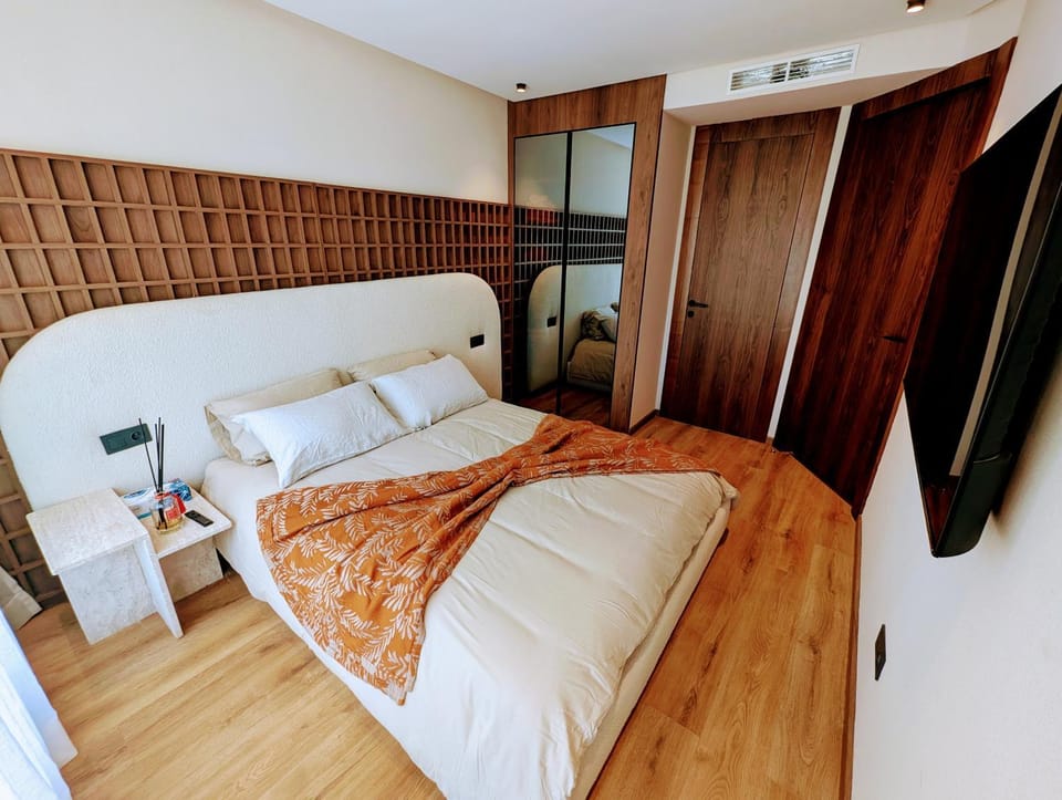 Bed, TV and multimedia, Photo of the whole room, Bedroom, wardrobe, air conditioner