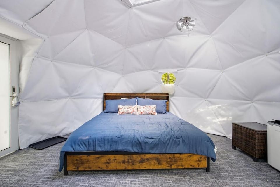 Pleasant River Glamping Dome 3 King bed Luxury tent in Bethel