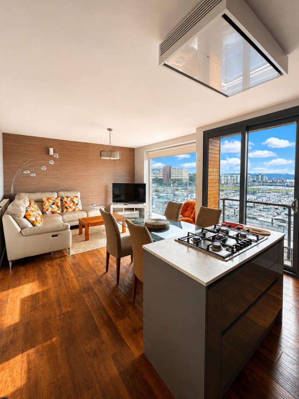 High end Marina, Balcony, Views, Parking House in Plymouth