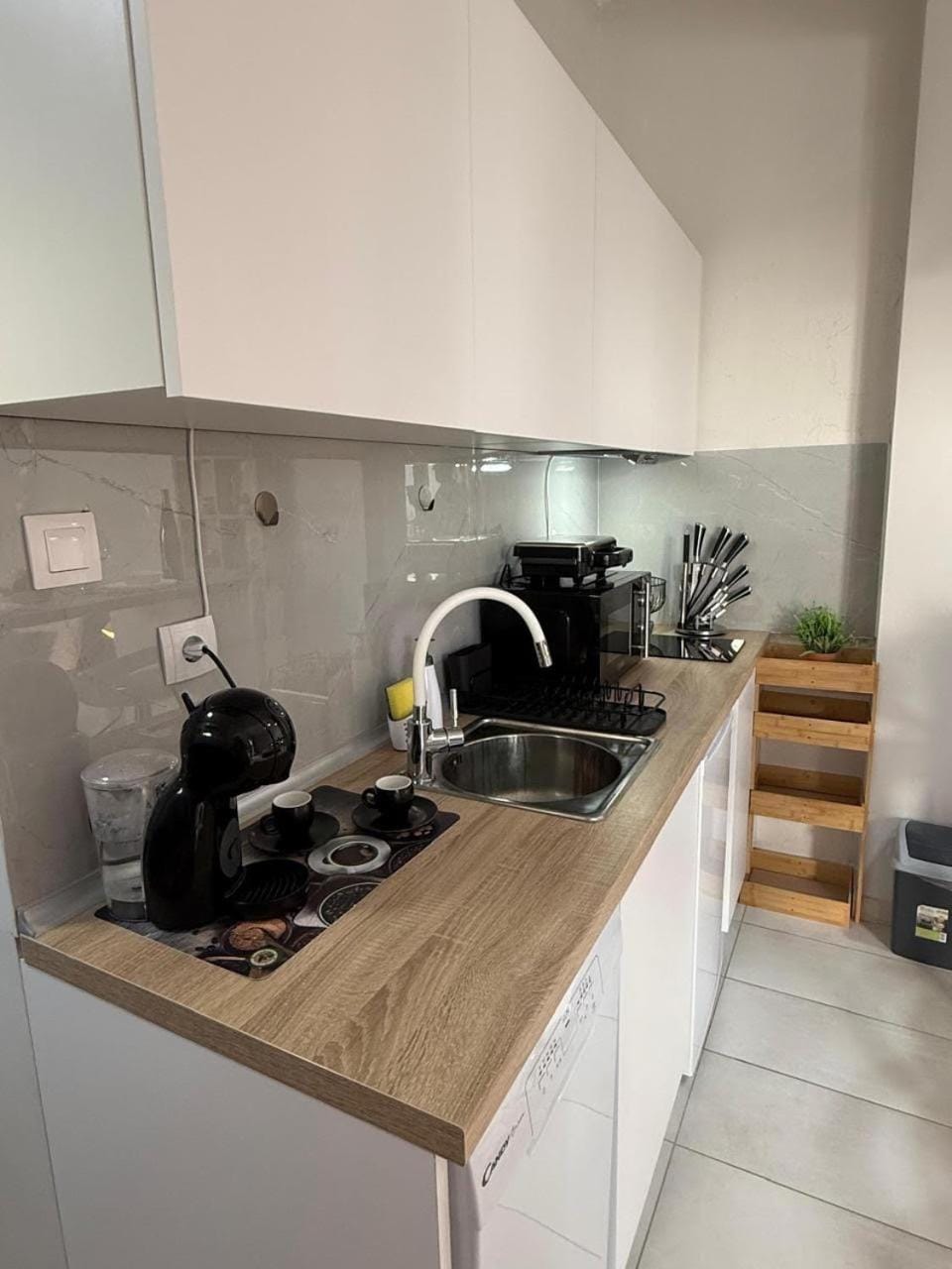 Coffee/tea facilities, Kitchen or kitchenette, stove, toaster