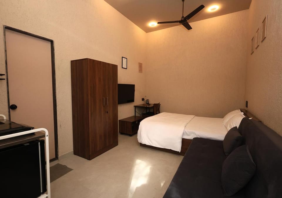 Bed, TV and multimedia, Photo of the whole room, Bedroom, wardrobe