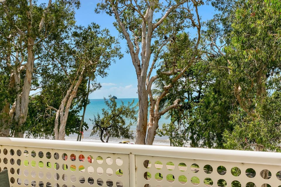 Sea view, Street view
