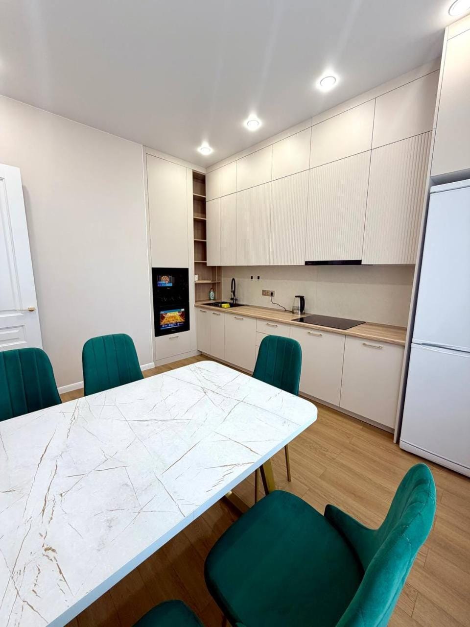 Kitchen or kitchenette, Dining area
