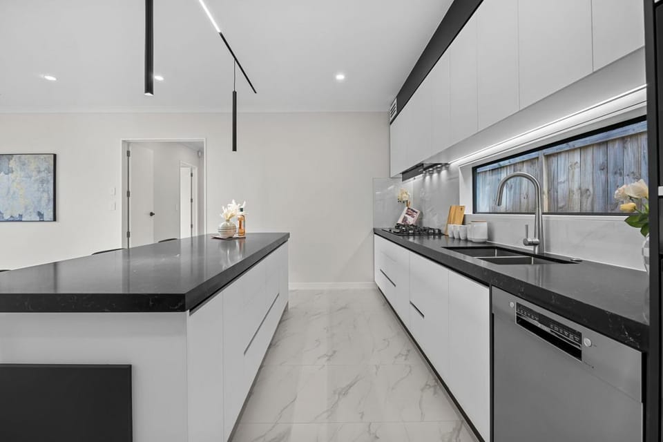 Luxury Corner New Home with Central AC 7BR 5BH House in Auckland