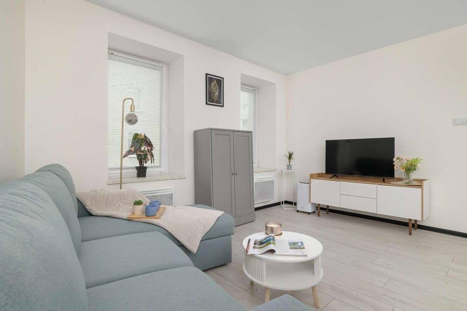 TV and multimedia, Living room, Seating area, Evening entertainment
