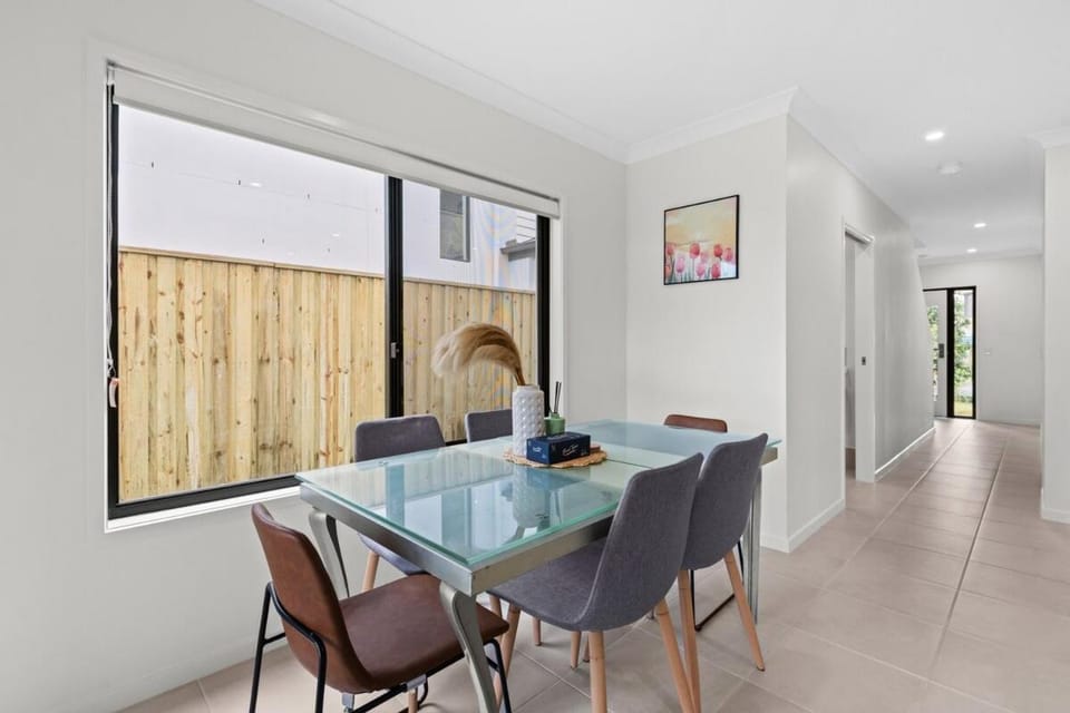 The Helensvale Haven-Modern 4BR Family Retreat Villa in Arundel