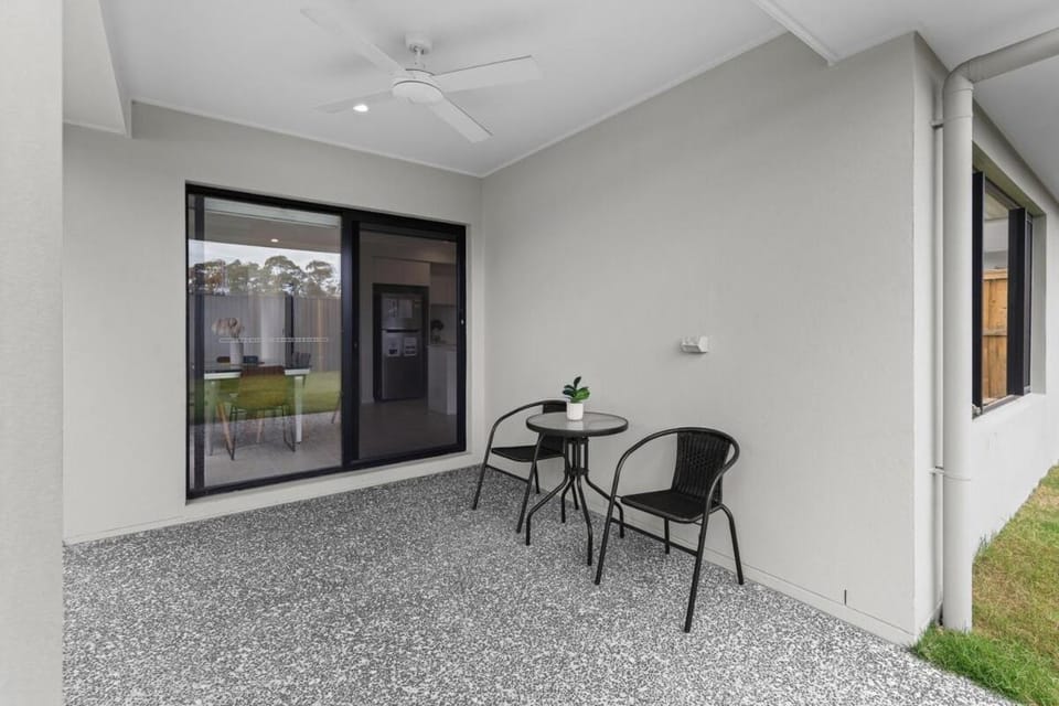 The Helensvale Haven-Modern 4BR Family Retreat Villa in Arundel