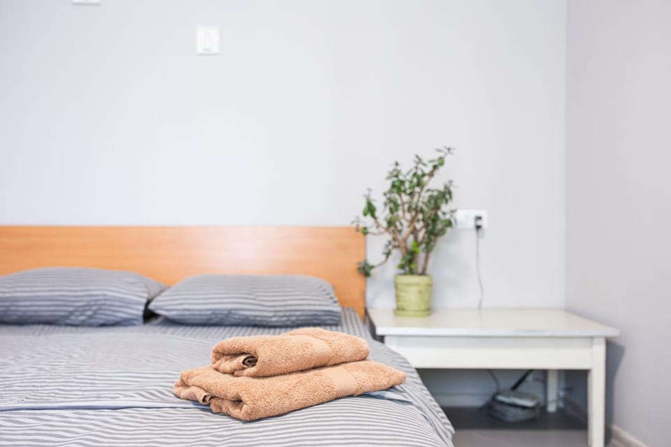 Bed, towels