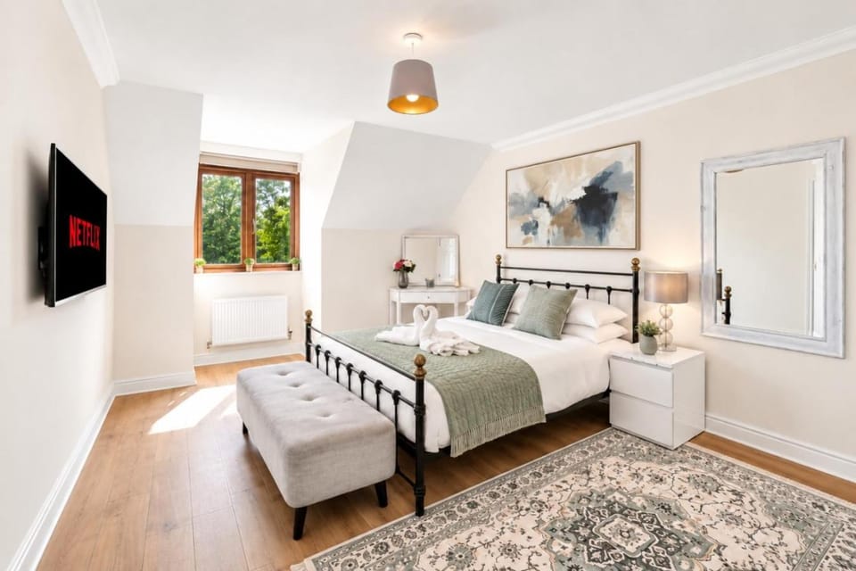 Bed, TV and multimedia, Bedroom