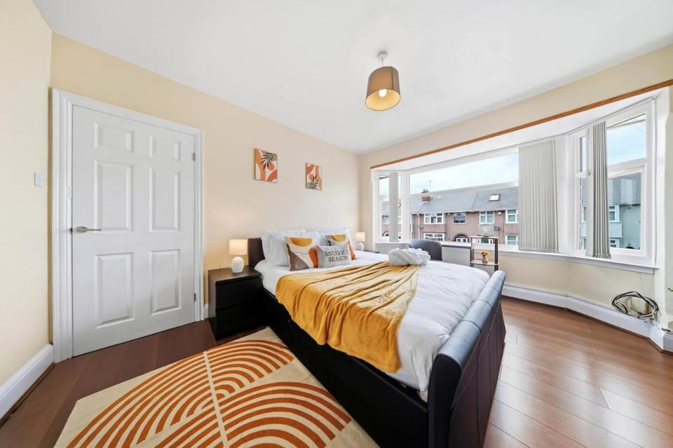 The Full House with Parking, Pool Table, Garden House in Coventry