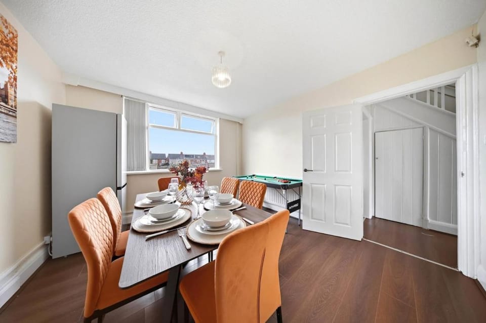 The Full House with Parking, Pool Table, Garden House in Coventry