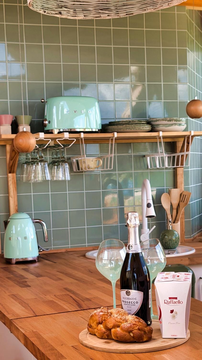 Kitchen or kitchenette, Food and drinks, Food, Drinks
