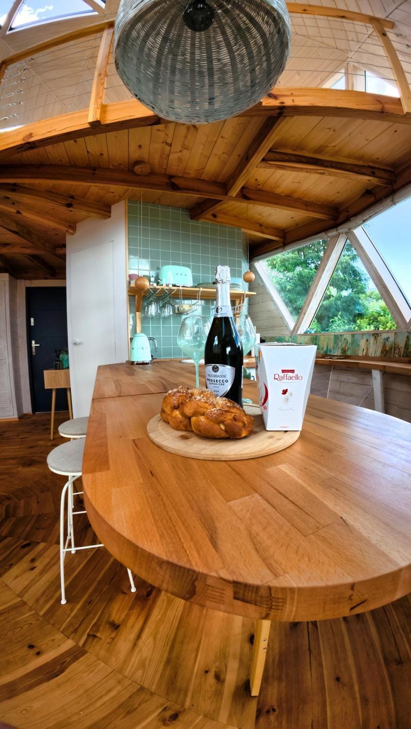 Living room, Food and drinks, Seating area, Dining area, Food, Drinks