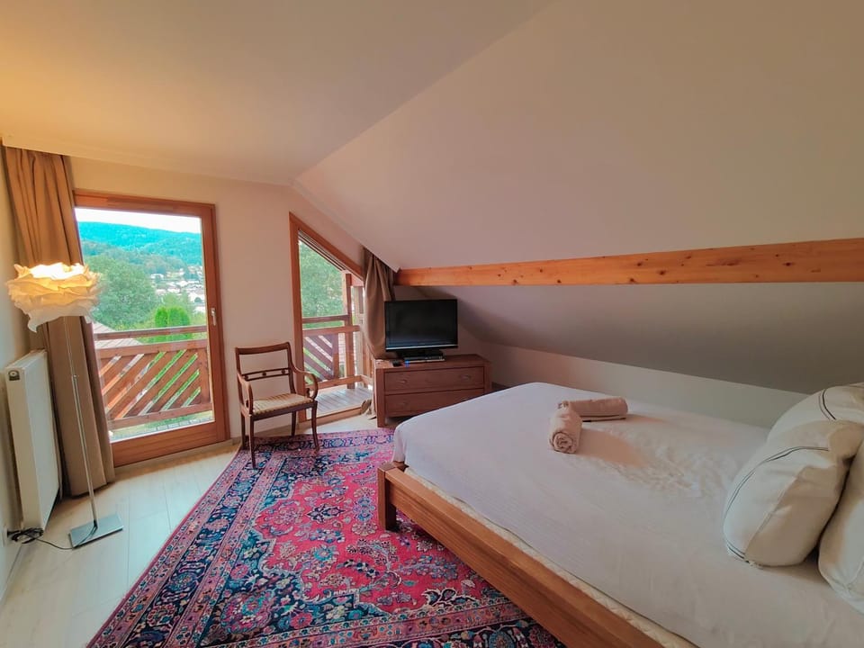 Bed, Natural landscape, TV and multimedia, View (from property/room), Balcony/Terrace, Bedroom, towels