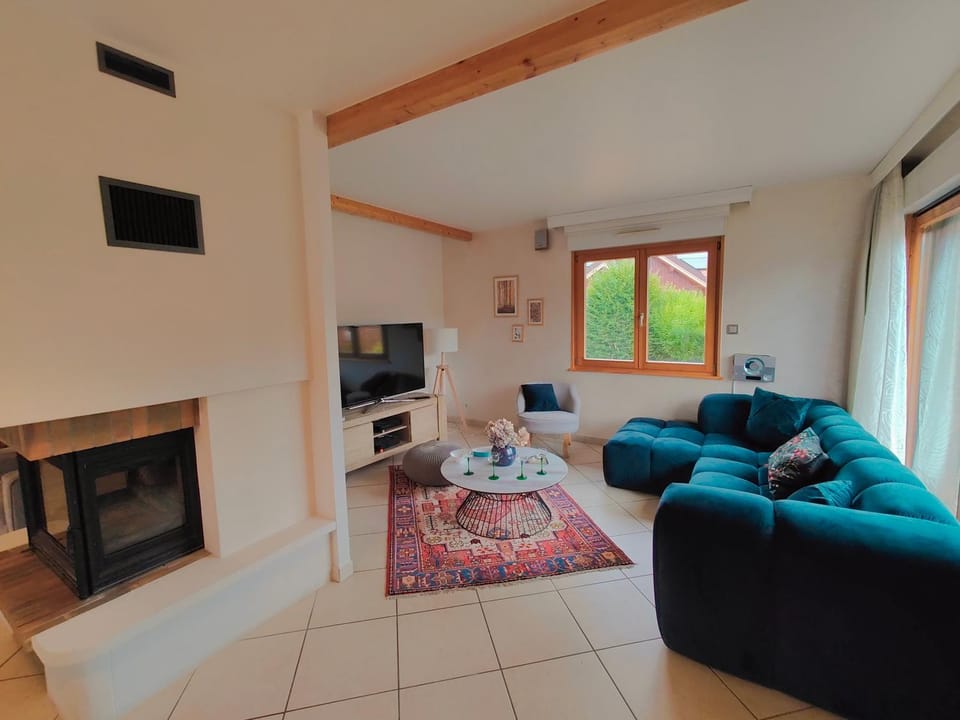 Communal lounge/ TV room, TV and multimedia, Seating area