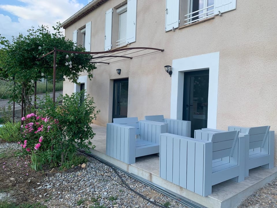 Appartement moderne avec piscine Apartment in Gréoux-les-Bains