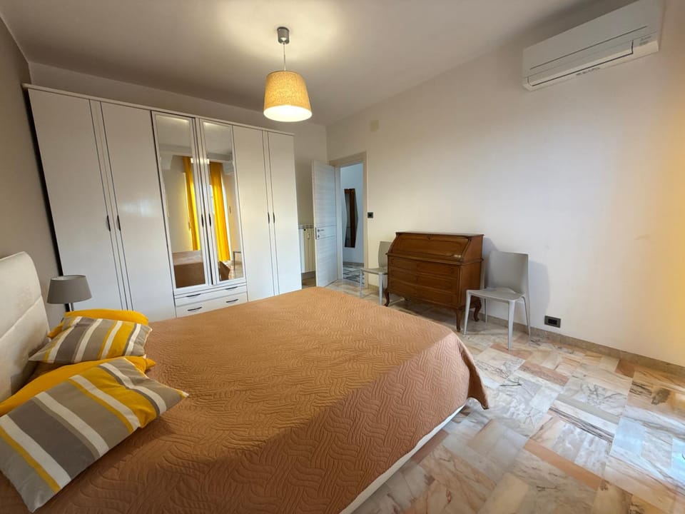 Bed, Photo of the whole room, Bedroom, wardrobe, air conditioner