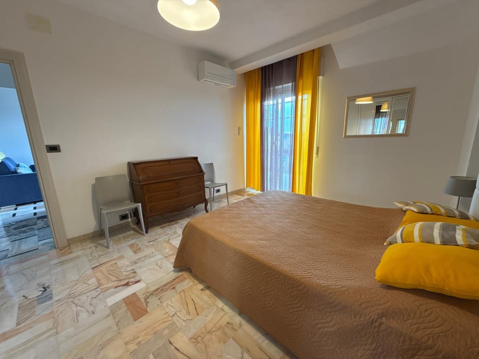 Bed, Living room, Photo of the whole room, Bedroom