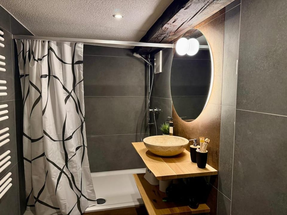 Shower, Toilet, Bathroom, towels