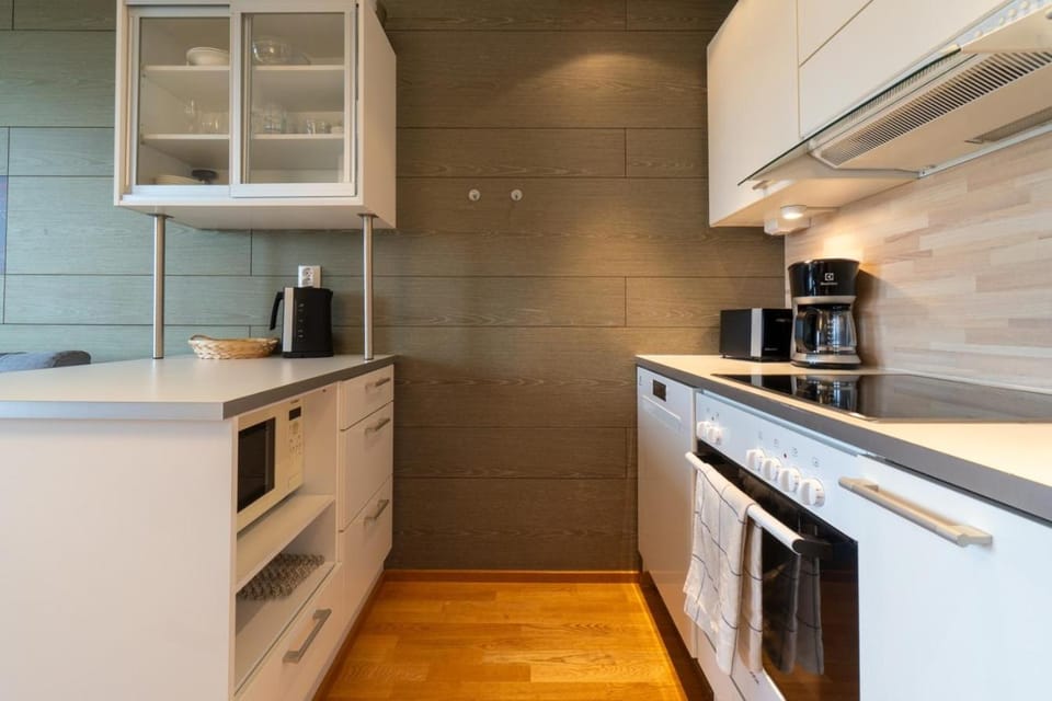 Coffee/tea facilities, Kitchen or kitchenette, dishwasher, microwave, oven, stove, toaster