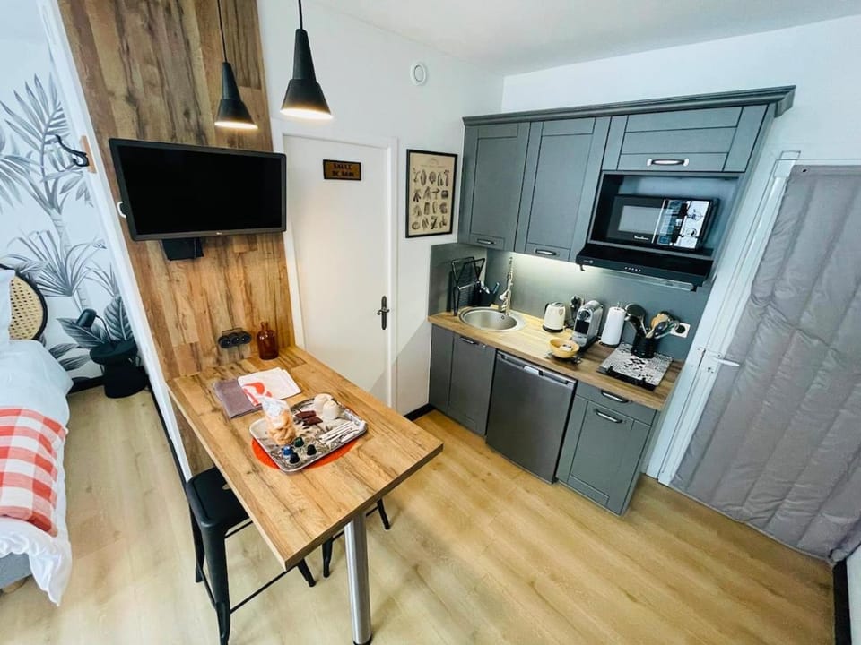 Coffee/tea facilities, Kitchen or kitchenette, Dining area, stove