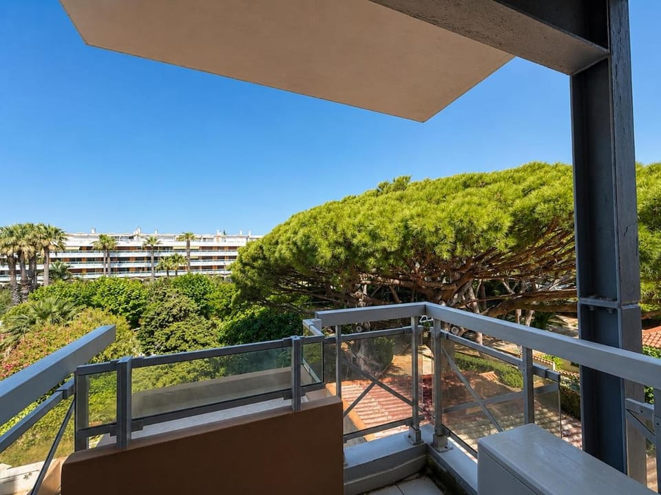Vue mer, Terrasse, parking et plage à pied Apartment in Le Lavandou