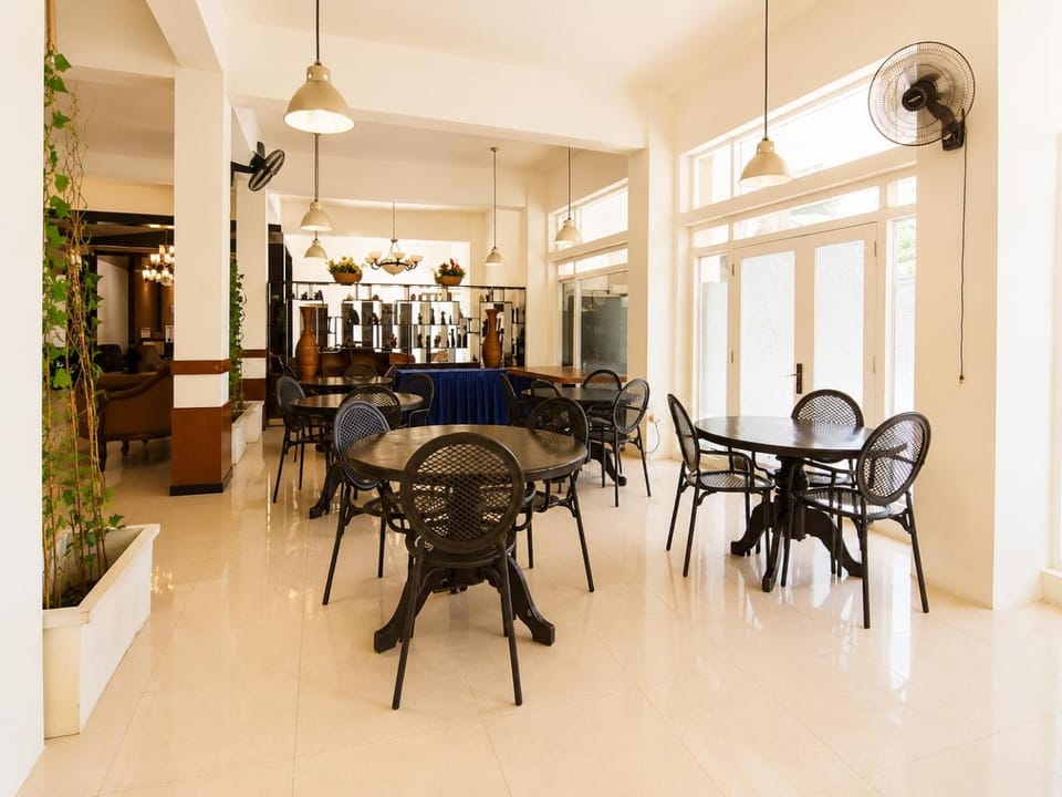 Restaurant/places to eat, Restaurant/places to eat, Living room, Banquet/Function facilities, Seating area