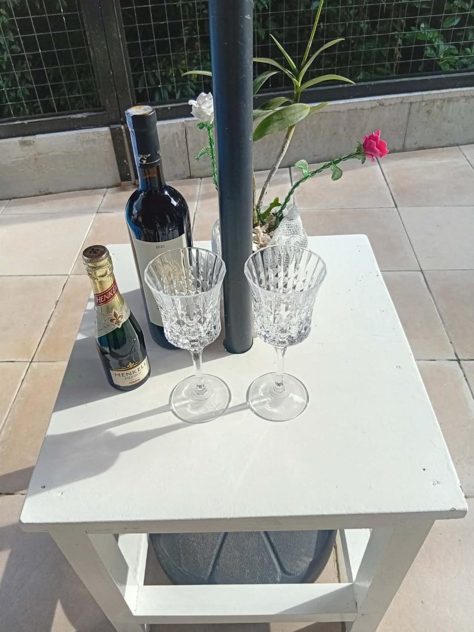 Day, View (from property/room), Balcony/Terrace, Food and drinks, Dining area, Drinks, Alcoholic drinks