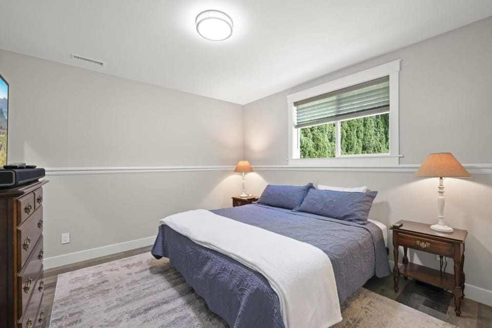 Serene Kenmore Stay - 2BR, Patio and Parking Apartment in Kenmore