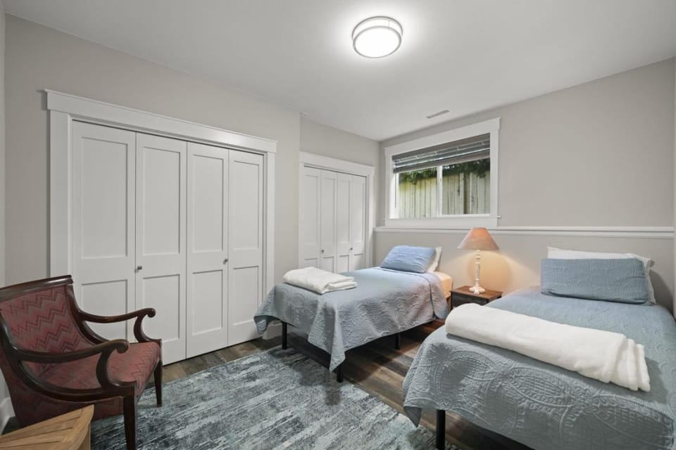 Serene Kenmore Stay - 2BR, Patio and Parking Apartment in Kenmore