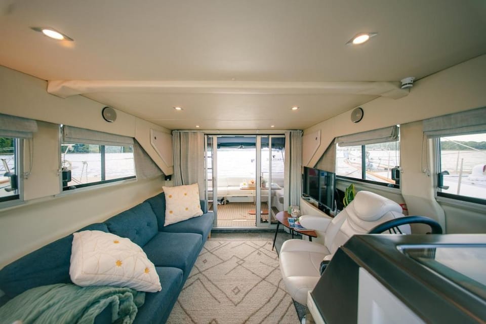 Escape & Relax on a River yacht, sunsets views Docked boat in Babergh District