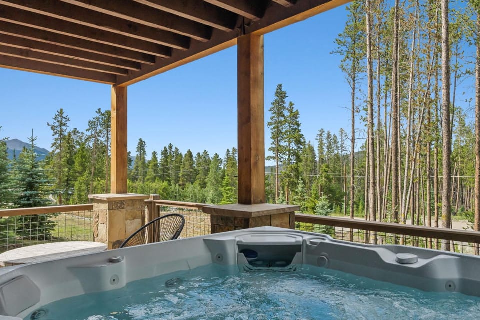 Scenic Breck Retreat - Hot Tub & Deck & Firepit House in Breckenridge