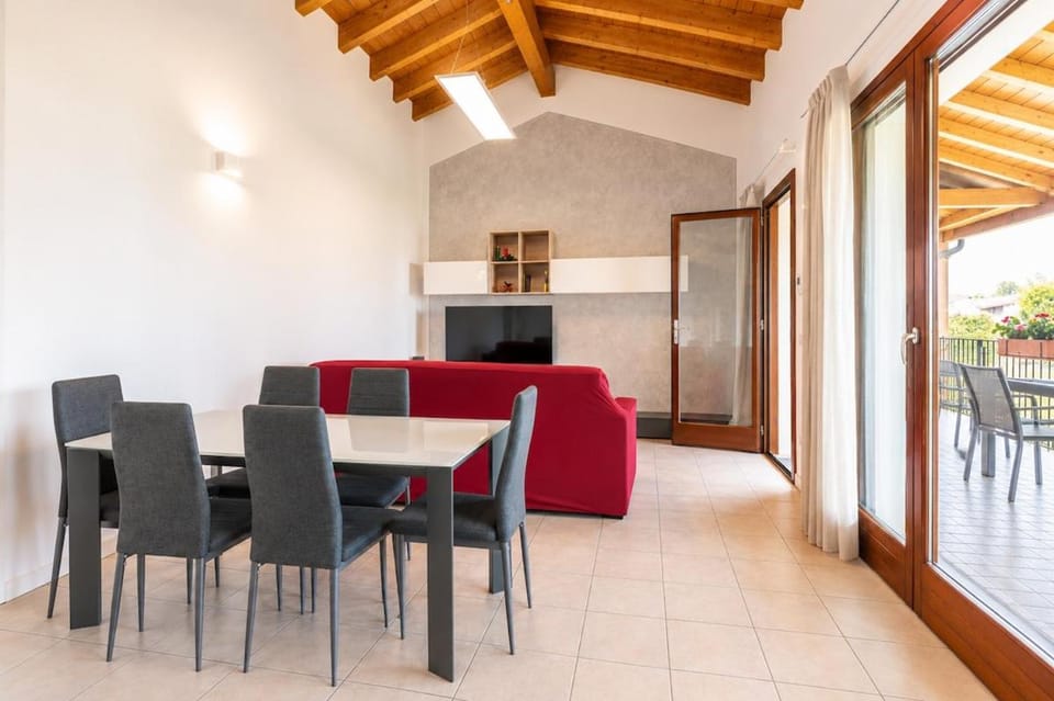 Easy Stay vineyards, patio, pool, private garage Apartment in Lake Garda