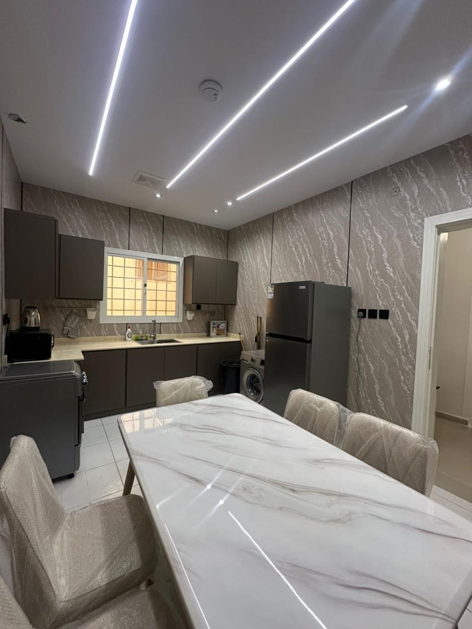 Kitchen or kitchenette, Dining area, oven