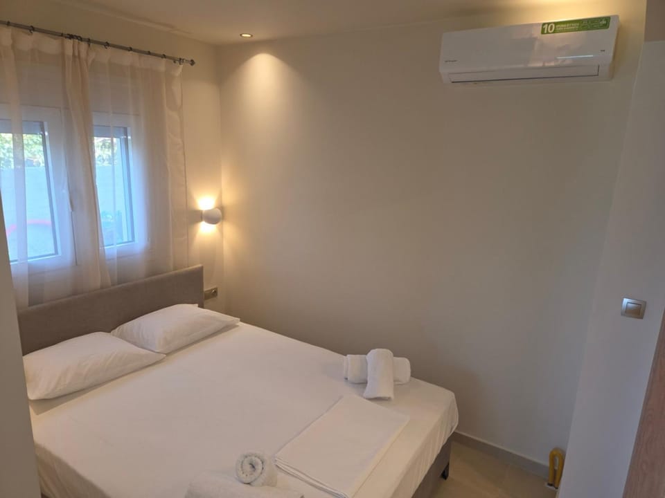 Bed, Bedroom, air conditioner
