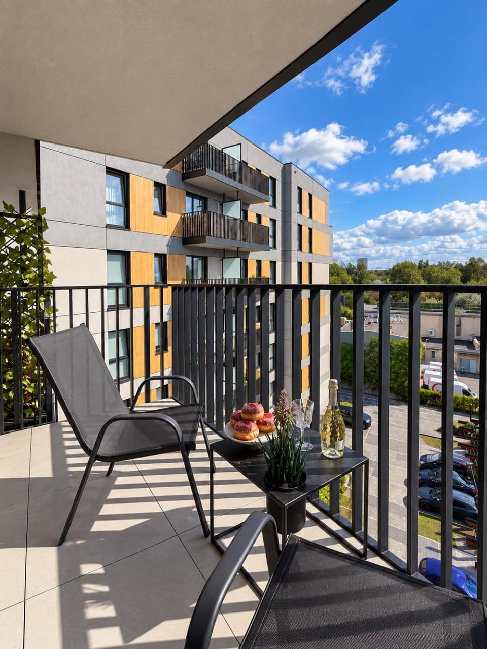 Property building, Day, View (from property/room), Balcony/Terrace, Living room, Seating area, Dining area, Parking
