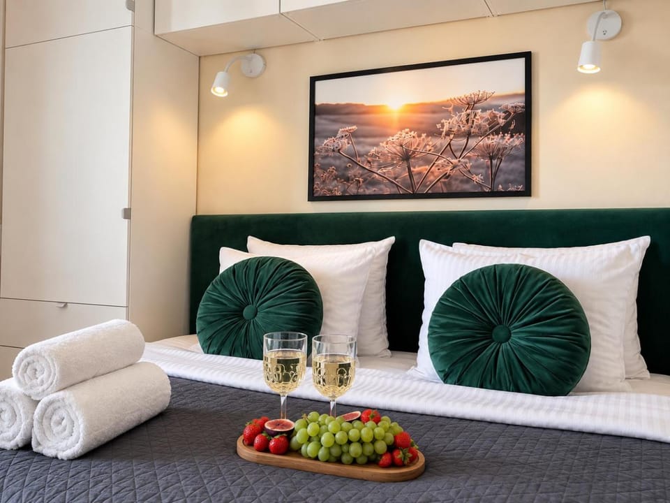 Bed, Living room, Photo of the whole room, Seating area, Bedroom