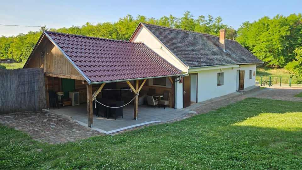 Mézesház Kisjakabfalva House in Hungary