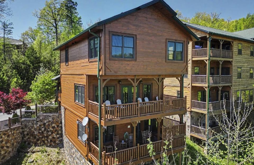 Mountain Lookout – Incredible Mt. LeConte Views, Theater, Game Room, Sauna & Hot Tub House in Gatlinburg