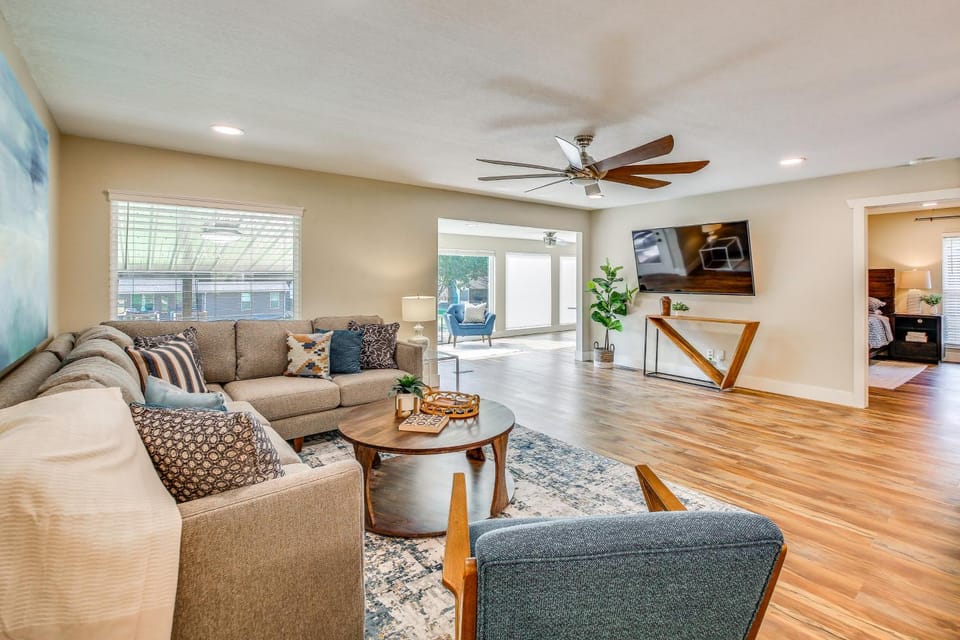 Boat Dock & Game Room! Lake Hamilton Home House in Piney